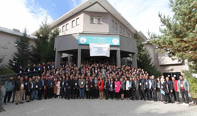 Erzurum'da 300 okul yöneticisine "Türkiye Yüzyılı Maarif Modeli" anlatılıyor