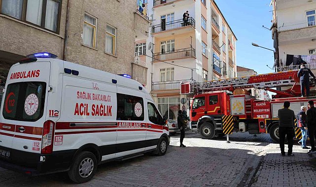 Evde uyuya kalan gençler, ekipleri seferber etti