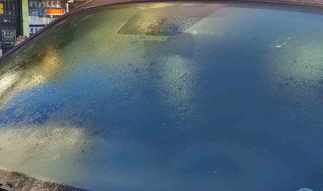 Göle'de hava sıcaklığı eksi 6'ya düştü, araç camları buz tuttu