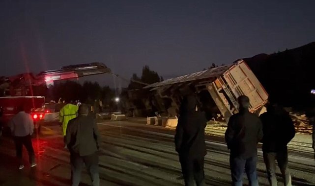 Hakkari-Van yolunda tır devrildi: 1 yaralı