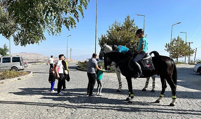 Harput'ta Atlı Jandarma Timi'ne yoğun ilgi