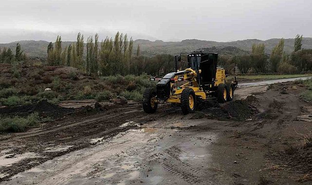 Iğdır'da selin kapattığı yollar açıldı