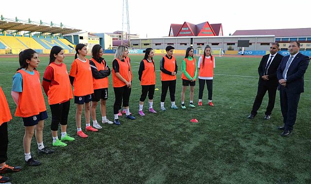 İl Müdürü Çelebi, Kadın Futbol Takımını ziyaret etti