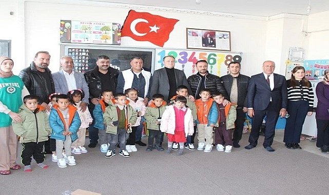 İş adamı Kara'dan bin 200 öğrenciye bot ve mont desteği
