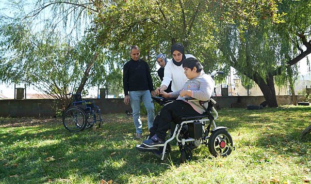 İyilik Ailesi'nden Muşlu Betül'e akülü sandalye desteği