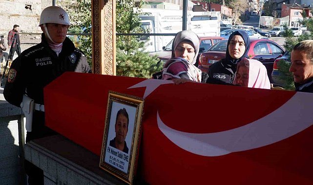 İzmir&#039;de silahlı saldırıda vefat eden polis memuru memleketi Erzurum&#039;da toprağa verildi