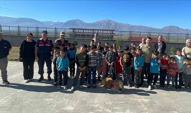 Jandarma ekipleri öğrencilere hayvan sevgisini anlattı