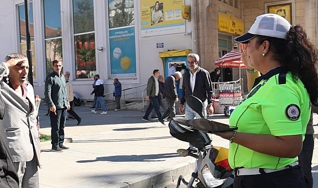 Kadın polise 'Komutanım' diyerek tekmil verdi: O anlar izleyenleri güldürdü