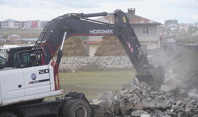Kars Belediyesi metruk yapıların yıkımına devam ediyor