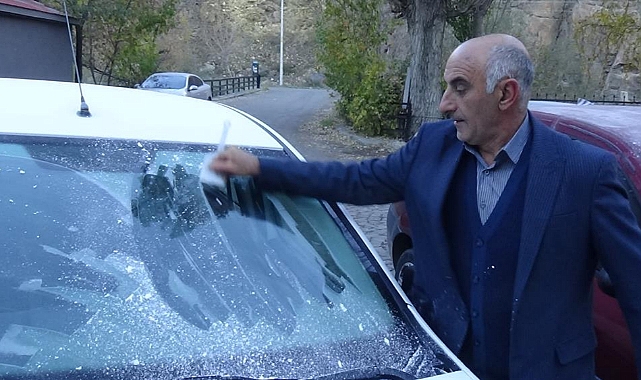 Kars buz kesti, araçların camları dondu