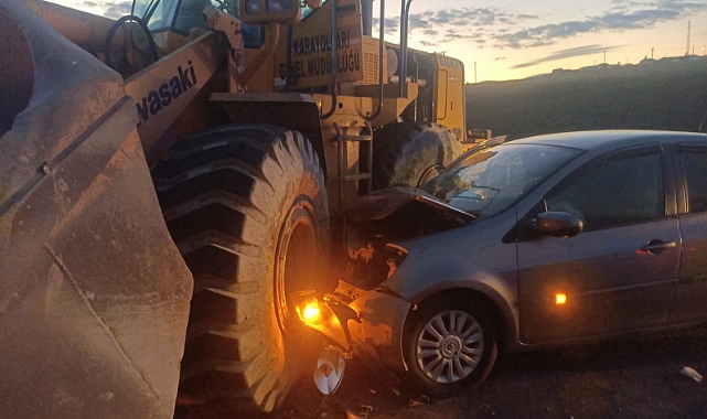 Kars'ta iş makinesiyle çarpışan otomobildeki 6 öğretmen yaralandı