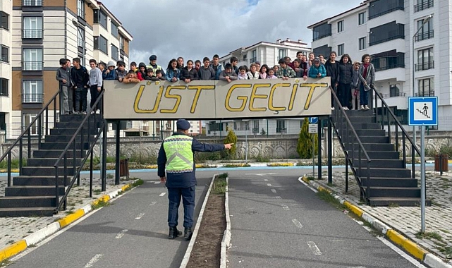 Kars'ta Jandarma Trafik Eğitim Parkı'nda öğrencilere eğitim verdi
