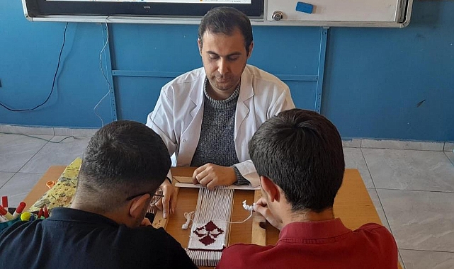 Kars'ta öğrencilere kilim dokuyor