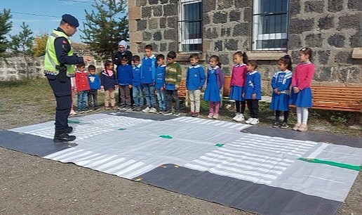 Kars'ta öğrencilere trafik eğitimi verildi