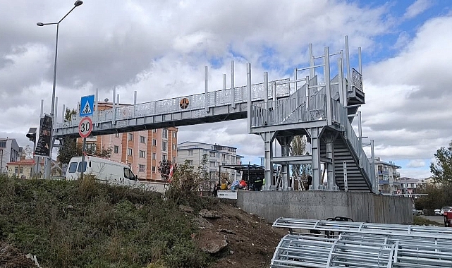 Kars'ta yıkılan üst geçit yeniden yapılıyor