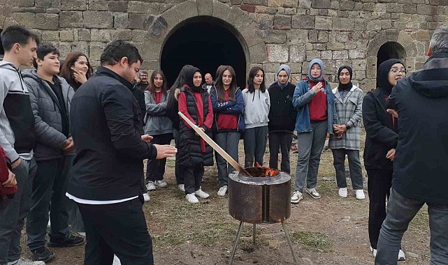 Lise öğrencileri tabyada tarih dersi görmeye devam ediyor