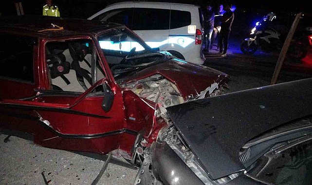 Malatya'da iki otomobil kafa kafaya çarpıştı: 1'i ağır 5 yaralı