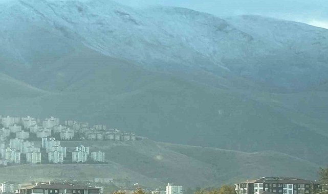 Malatya'da mevsimin ilk kar yağışı Beydağı'na yağdı