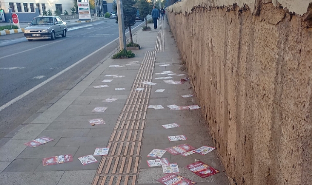 Market afişleri caddeleri kirletiyor