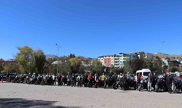 Motosikletçiler Oltu'da şov yaptı