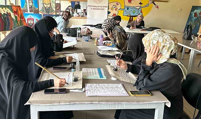 Muş Gençlik Merkezi'nde hat sanatı eğitimi devam ediyor