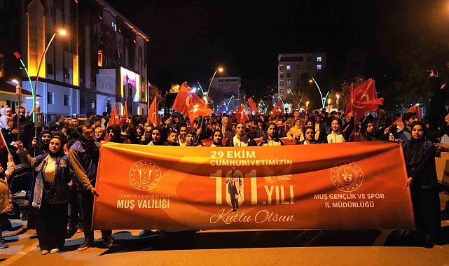 Muş'ta Cumhuriyet Bayramı "fener alayı" yürüyüşü ile kutlandı