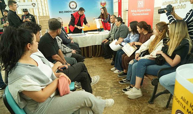 Muş'ta "El Ele Güvenli Geleceğe" projesi kapsamında bilgilendirme standı kuruldu
