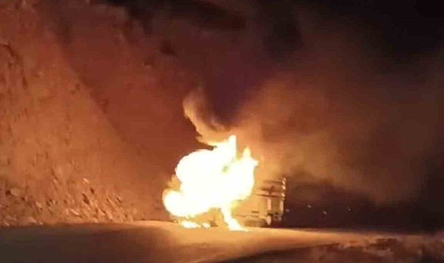 Muş'ta seyir halindeki kamyonet alev aldı