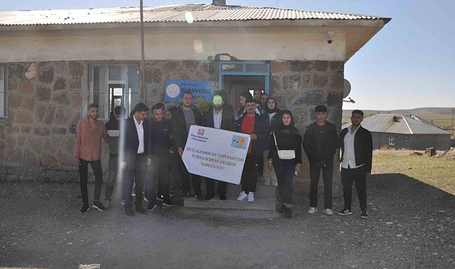 Muş'ta üniversite öğrencileri köy okullarını boyamaya devam ediyor
