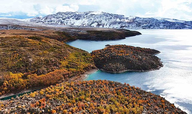 Nemrut Kalderası'nın bir yanı sonbahar bir yanı kış