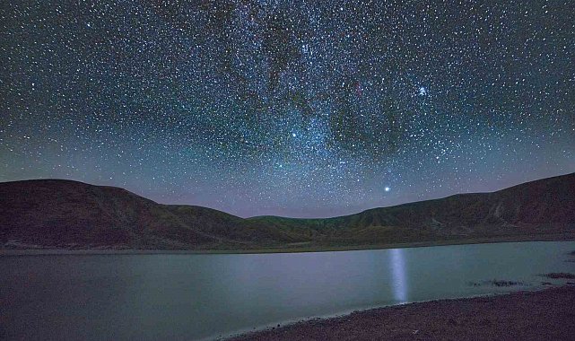 Nemrut'taki göllerle yıldızların buluşması hayran bırakıyor