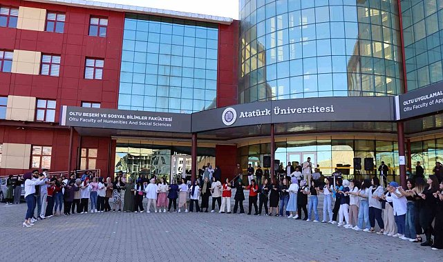 Öğrenciler doyasıya halay çekti