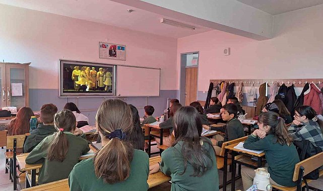 Okullarda 'Dersimiz Cumhuriyete Doğru' filmi