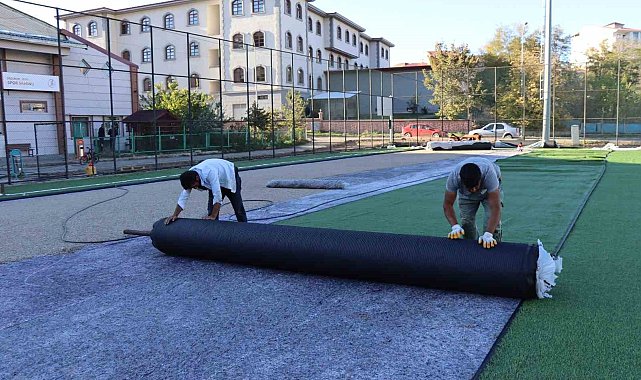 Oltu'da stadyumun zemini yenileniyor