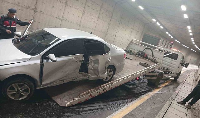 Otomobil bariyerlere çarptı 1 yaralı