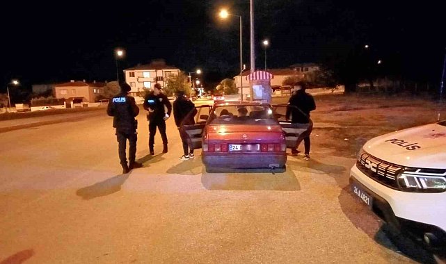 Polisten kız yurtları önünde sıkı denetim