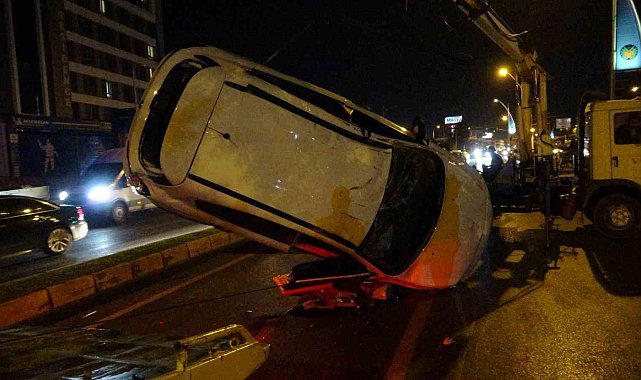 Refüje çarpan otomobil takla atıp metrelerce sürüklendi: 5 yaralı