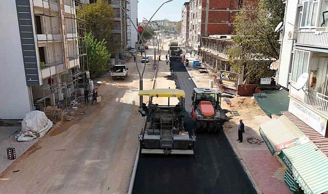 Sultan Fatih Caddesi'nde asfalt serim çalışmaları başladı