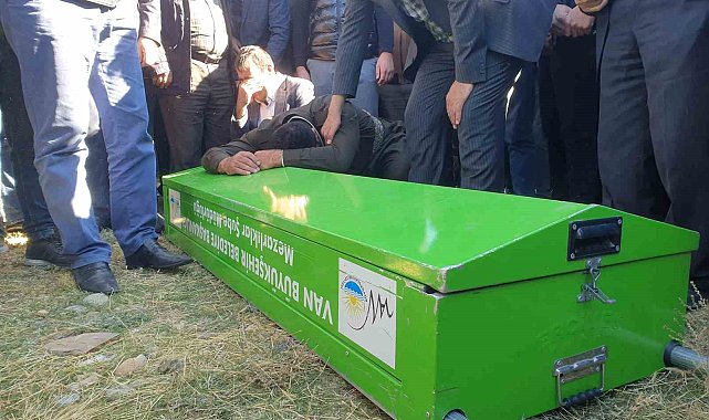 Trafik kazasında hayatını kaybeden AK Partili baba ve oğlu yana yana toprağa verildi