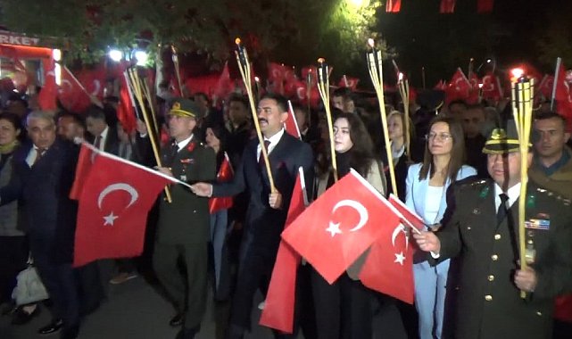 Tunceli'de meşaleli Cumhuriyet yürüyüşü