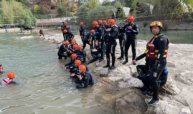 Tunceli'de su üstü kurtarma eğitimi