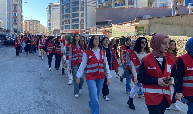 Türk Kızılay Kars şubesi yürüyüşte