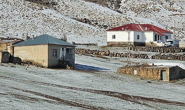 Türkiye'nin en yüksek rakımlı köyü beyaza büründü