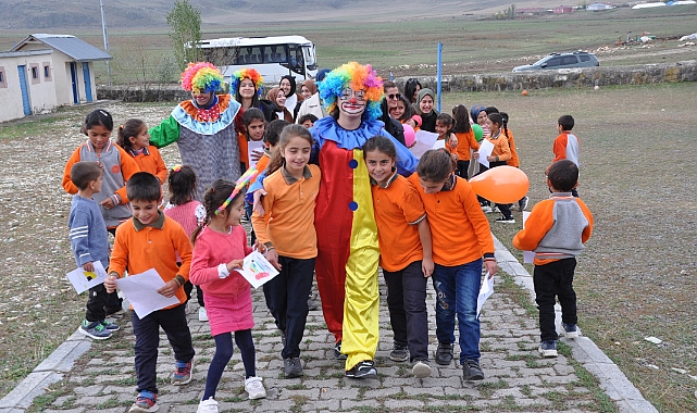 Üniversite öğrencileri Karslı çocuklarla buluşuyor
