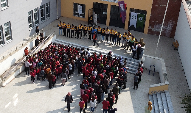 Üniversite öğrencileri tatbikatlarla çocukları deprem konusunda bilinçlendiriyor