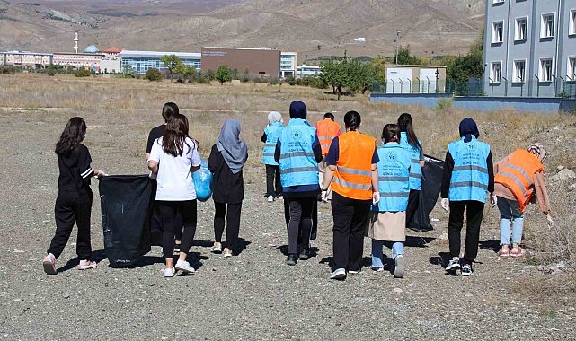 Üniversite öğrencilerinden çevre temizliği