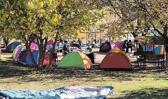 Üniversite öğrencilerinden göl kenarında kamp