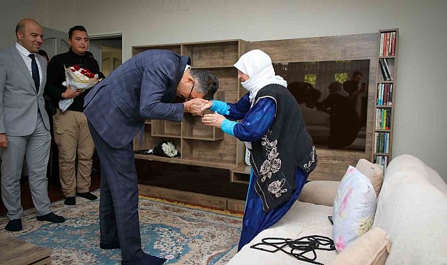 Vali Çelik'ten 104 yaşındaki Temel'e ziyaret