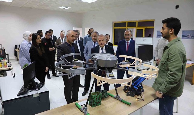 Vali Hatipoğlu FÜ'de bulunan TUSAŞ laboratuvarını inceledi