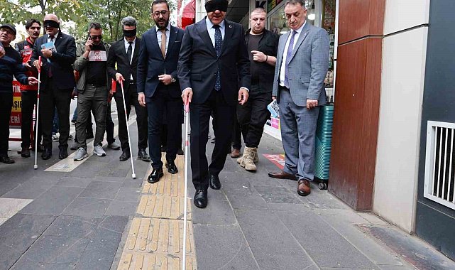 Vali Usta gözünü bağlayıp, engelliler yolunda bastonla yürüdü